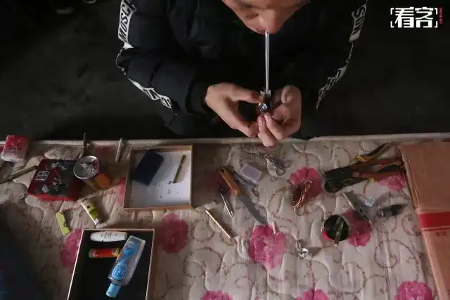 吸食麻黄素的人太多,小屋里飘荡着一股醉人的香甜,我赶紧重新戴上口罩