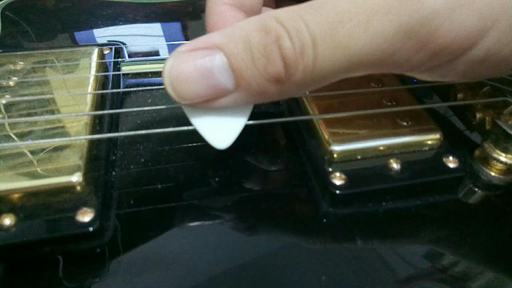 电吉他拨片应该怎么拿?