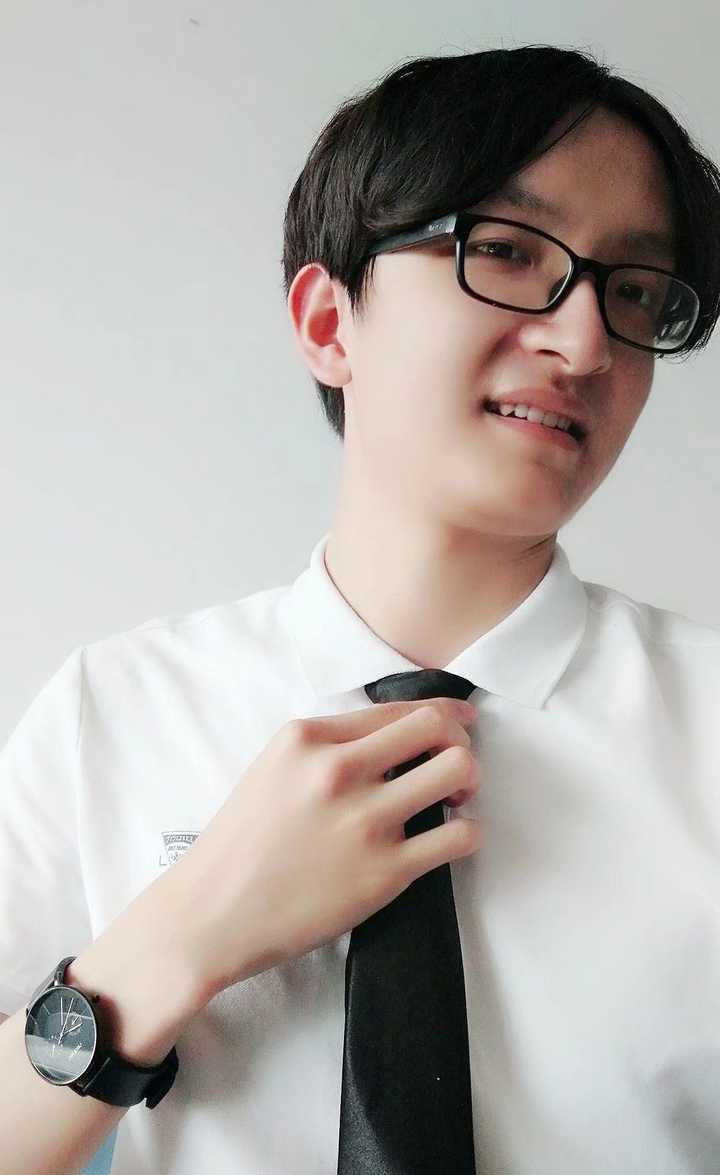 发际线高额头大适合中分吗?