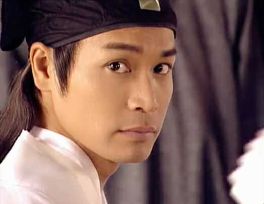 虽然剧中刘彦昌的人设相当废柴,但郭晋安演技出色,脸蛋俊俏,眉眼又有