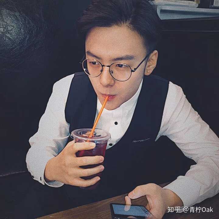 我摸着他的胸肌差点石更,我觉得我要被掰弯了.