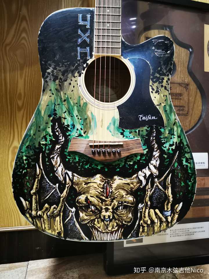 diy的吉他想在表面涂鸦应该用什么颜料比较合适?