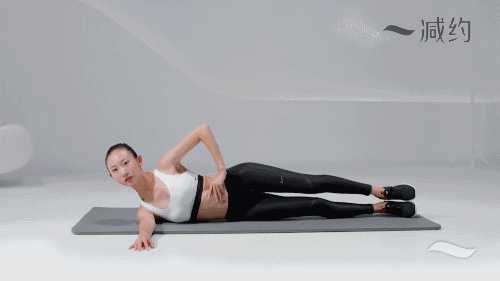 动作五:俯身后踢腿