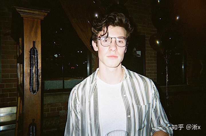 stitches(不看mv终身后悔) theres nothing hodin me back(弹着吉他