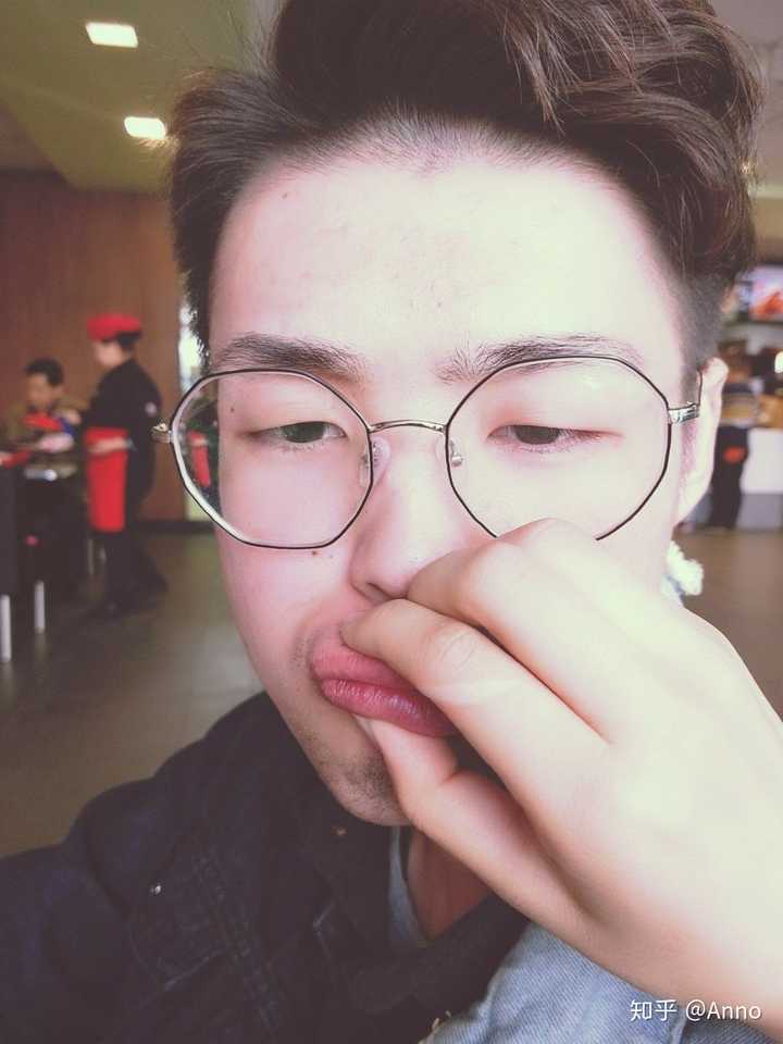 他尝试各种,文艺盐系青春一些的形象,发型也给他换了更适合他的三七分