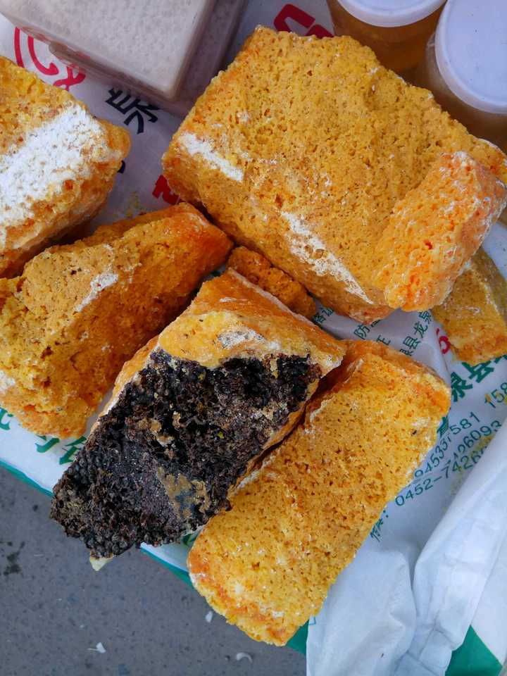 岩蜂蜜指的是悬崖上的一种蜂窝,他们栖息在悬崖做巢,并不是像石头的一