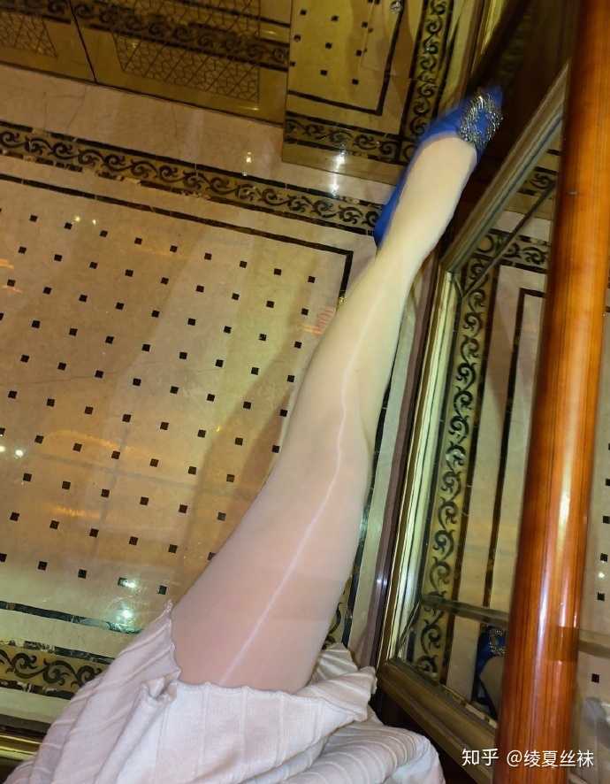 女生喜欢穿肉色丝袜还是黑丝袜?6 女生喜欢穿肉色丝袜还是黑丝袜?6