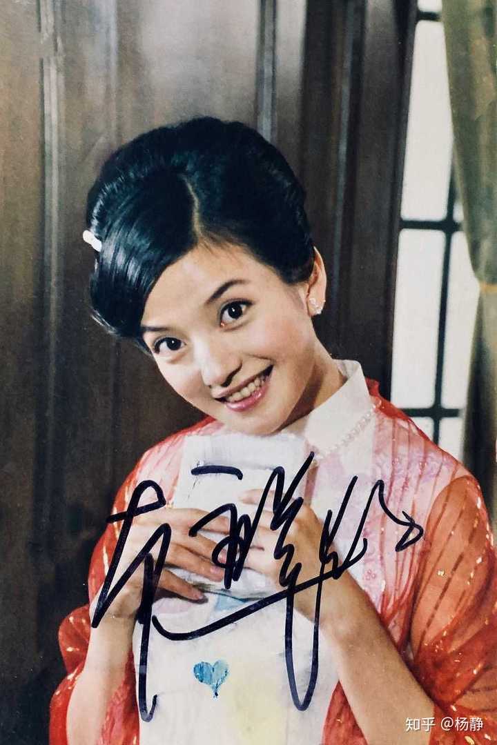 《情深深雨蒙蒙》里依萍高中毕业为何找不到工作?