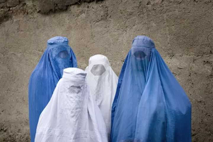 身着布卡的阿富汗女性