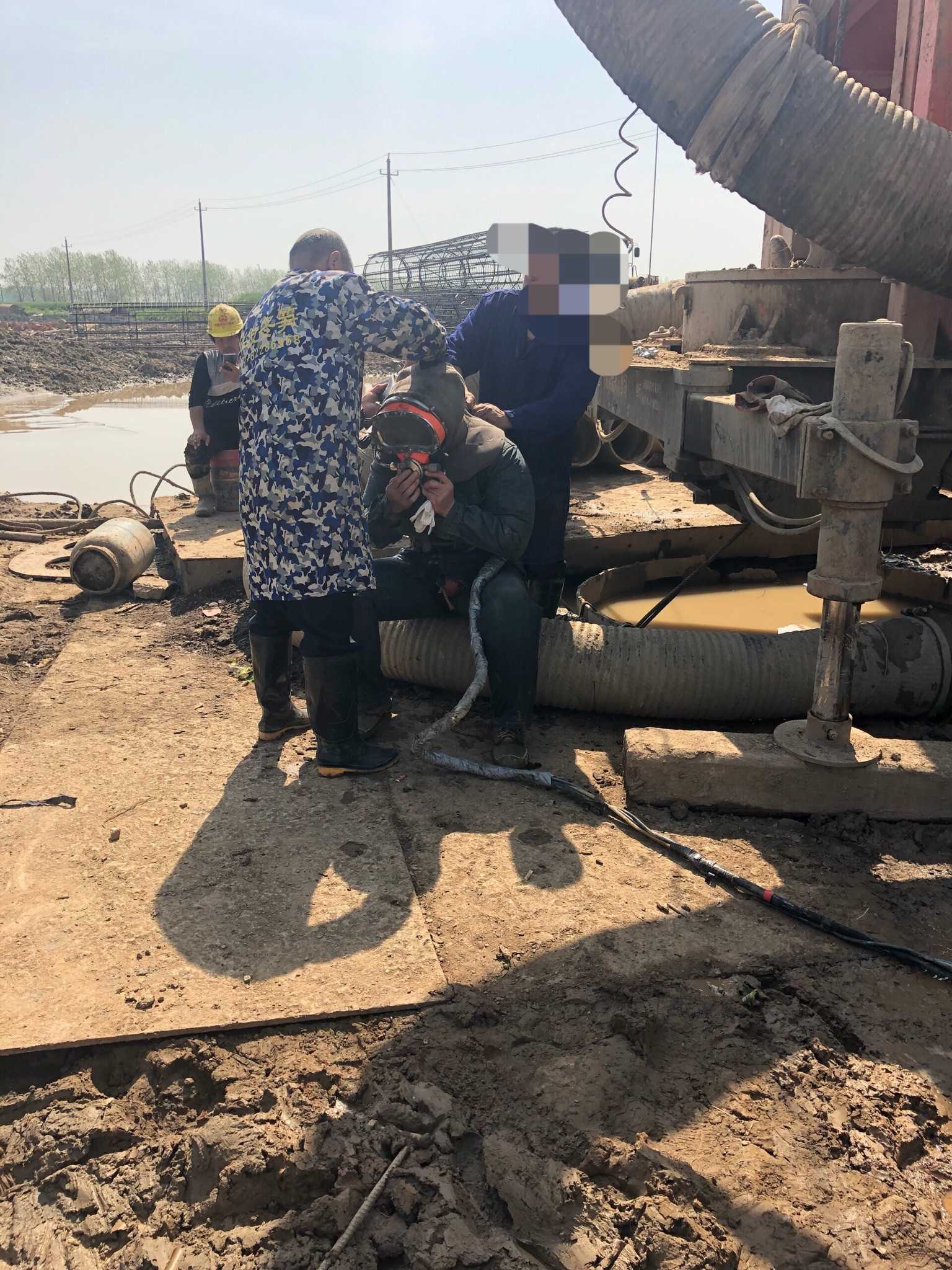 今年我这里钻孔桩有次钻头掉下去,捞了两天没捞出来,最后请的水鬼,下