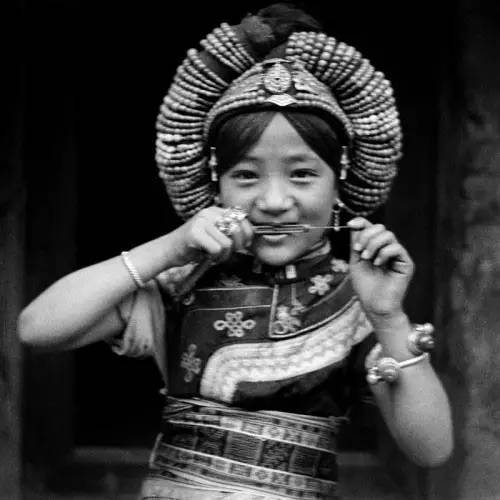 作个让人同样生理不适的比喻,西藏被做成人皮鼓的哑巴少女,也是自父