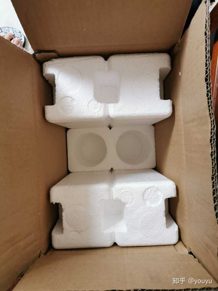 顺丰有专门寄送红酒的泡沫箱,这也是顺丰官方说的没有一定要打木架的