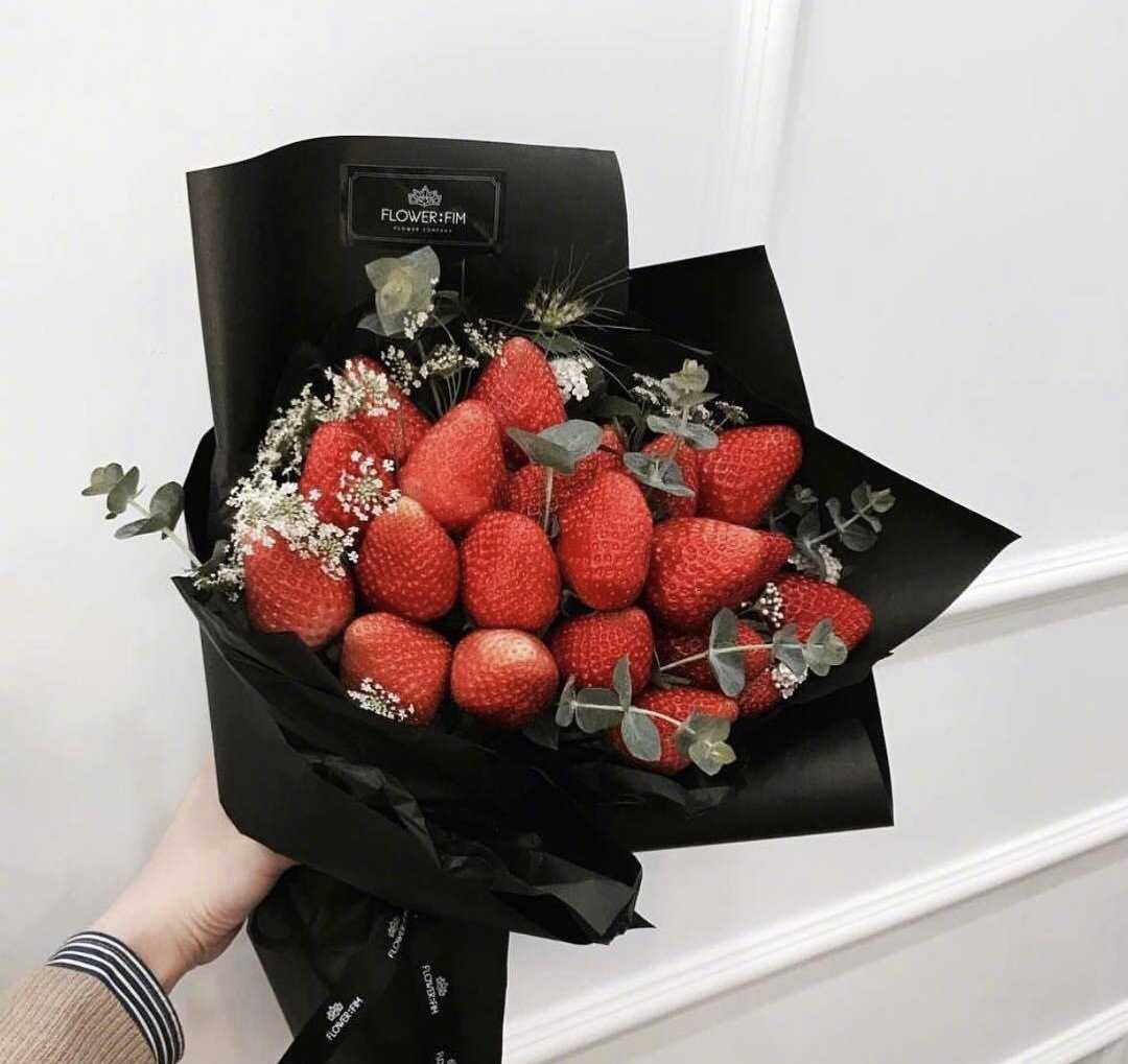 草莓花束 制作比较简单,包装和其他花饰(满天星等)都可以到花店购买.