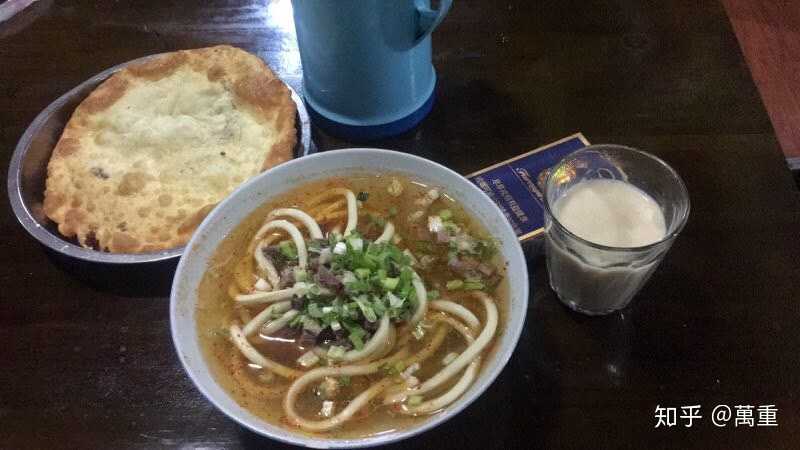 拉萨茶馆里最常见的食品:甜茶,藏面和饼子.