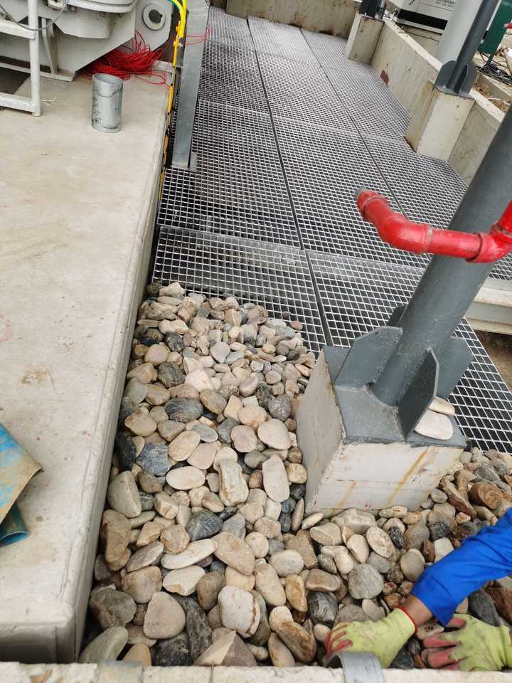 为什么变电站的变压器下面铺了很多鹅卵石