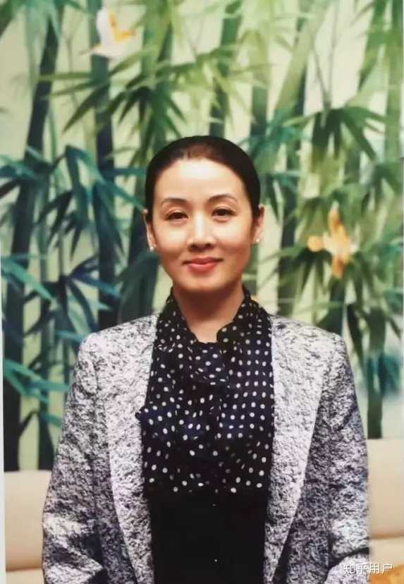 1980年进入安庆地区黄梅戏剧团学员队学艺,两年后便登台.