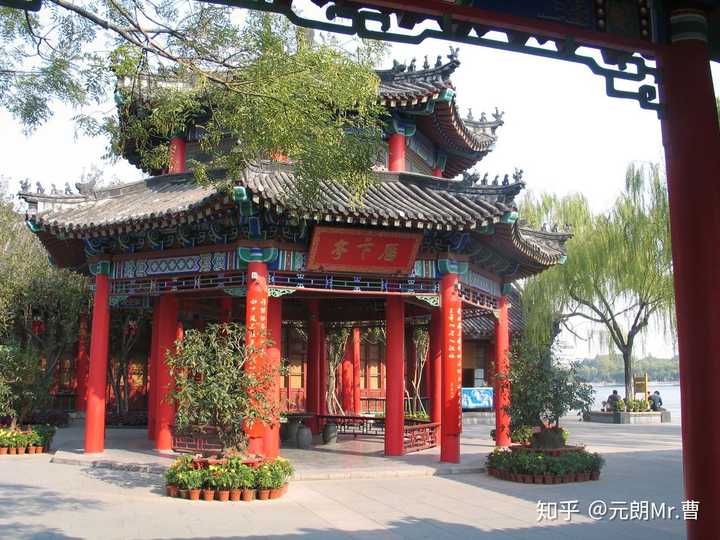 虽然乾隆皇帝没有邂逅大明湖畔的夏雨荷,但是历下亭门口的石碑上留下