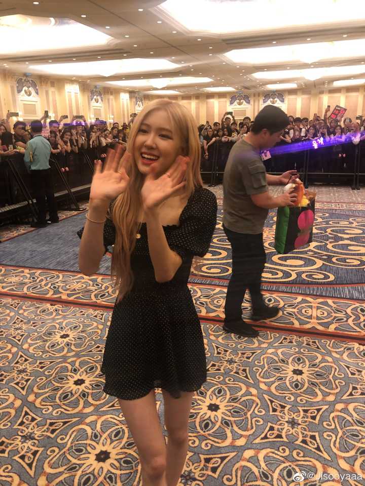 blackpink的lisa的身材在女团中是什么水平?