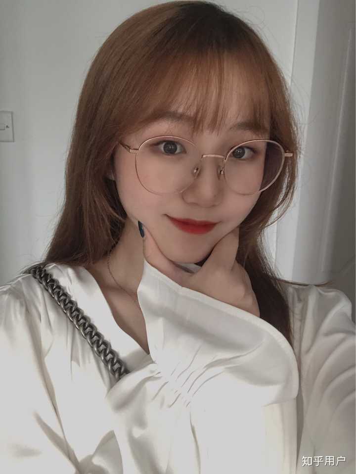 会不会有女生把自己化妆加美颜相机拍的照片当成自己真正颜值?