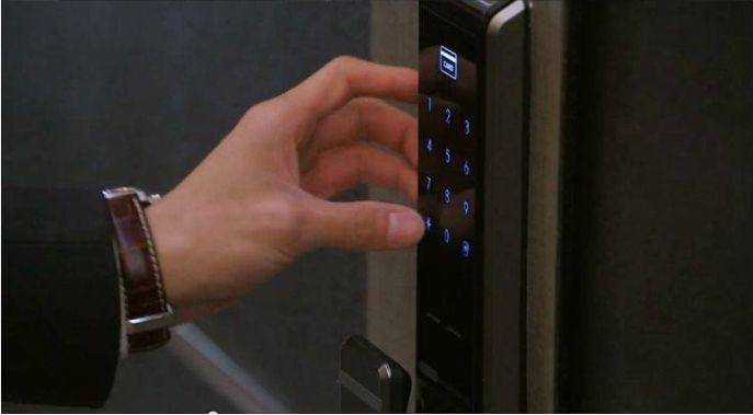 当时觉得人很飒,锁很方便,依靠指纹密码开门,再也不怕忘记带钥匙进不