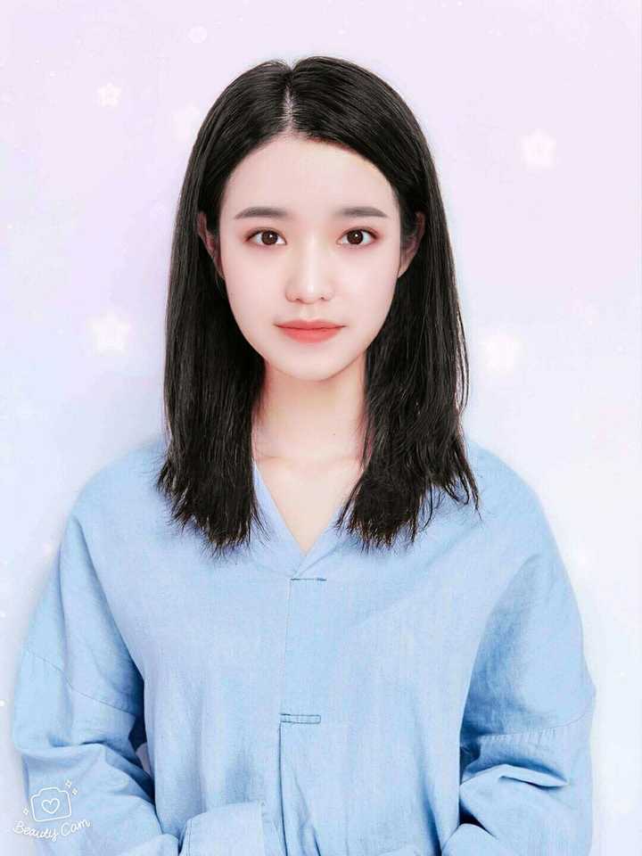 应用商店搜索美颜相机,虽然不一定能够精准判断哪一款最适合,但是有个