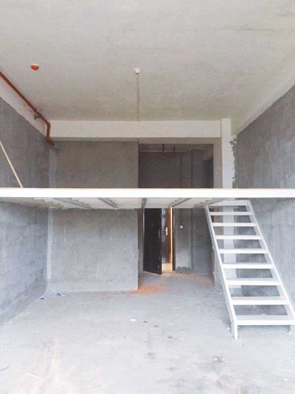 隔层只做了房间,其他地方都挑空,不然会显得矮