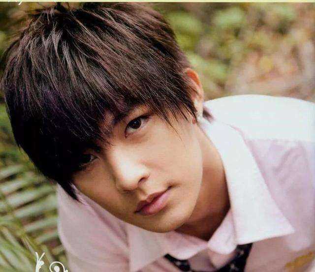 的碟, 我还记得我坐在沙发上听寂寞暴走, 炎亚纶穿着皮夹克骑着小摩托