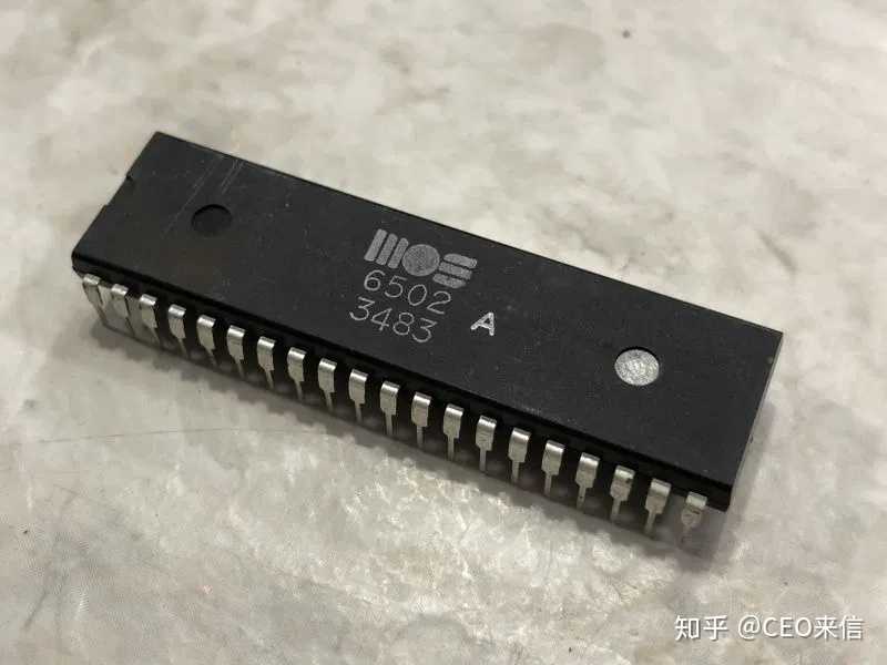 科技的6502系列处理器;mac于1984年推出时用的是摩托的68k系列处理器