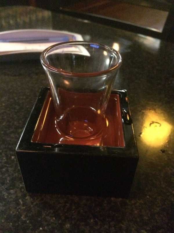 日本清酒倒酒时为什么要把酒倒满甚至溢出?