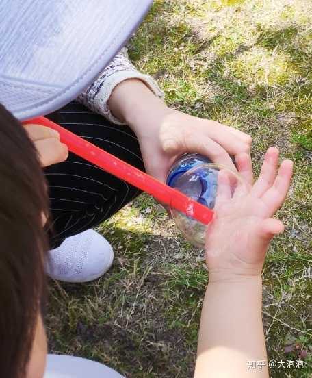 1岁半时我家户外玩时 在他手上吹肥皂泡