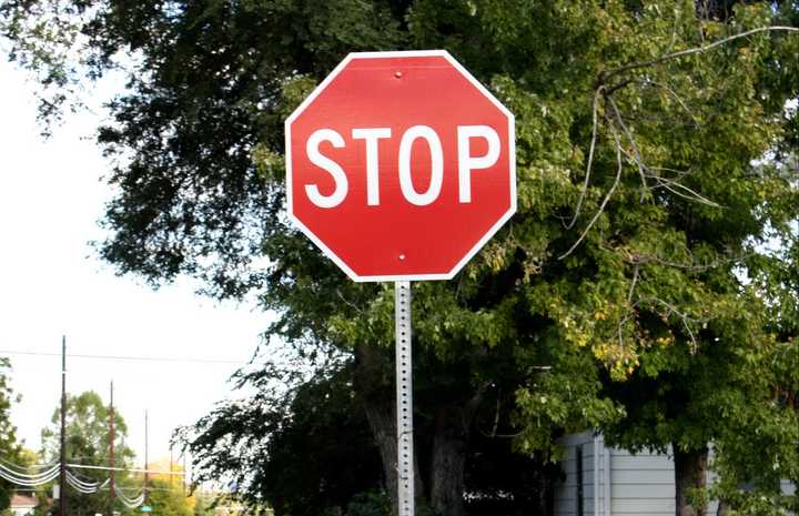 满大街都是,这张是魁北克蒙特利尔的stop sign