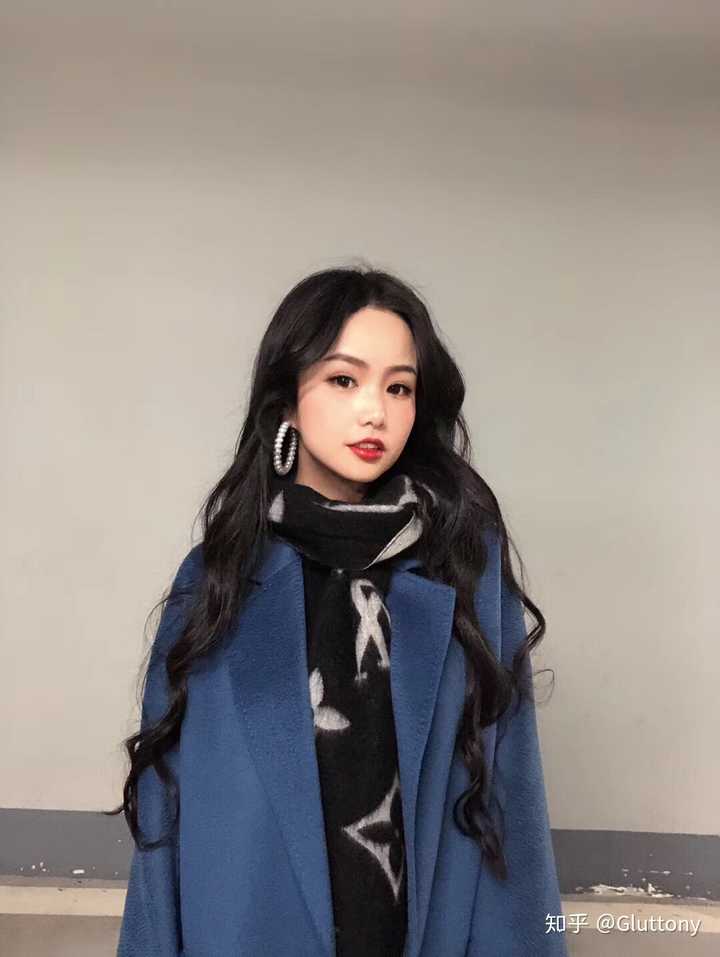 矮个子女生适合留及腰长发吗?