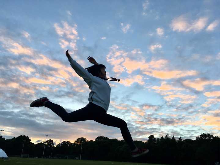 如何把人物跳起来的照片拍好看?人物应该如何跳?摄影师应该如何拍?