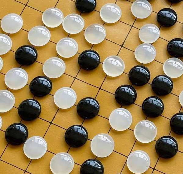 为什么在中国一面平的围棋棋子会取代两面鼓的?缩略图