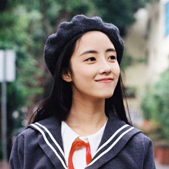 再阴霾的天也抵不过这女孩的粲然一笑