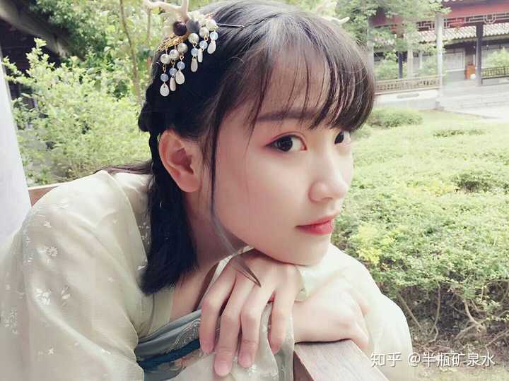 你见过最漂亮的女生长什么样?