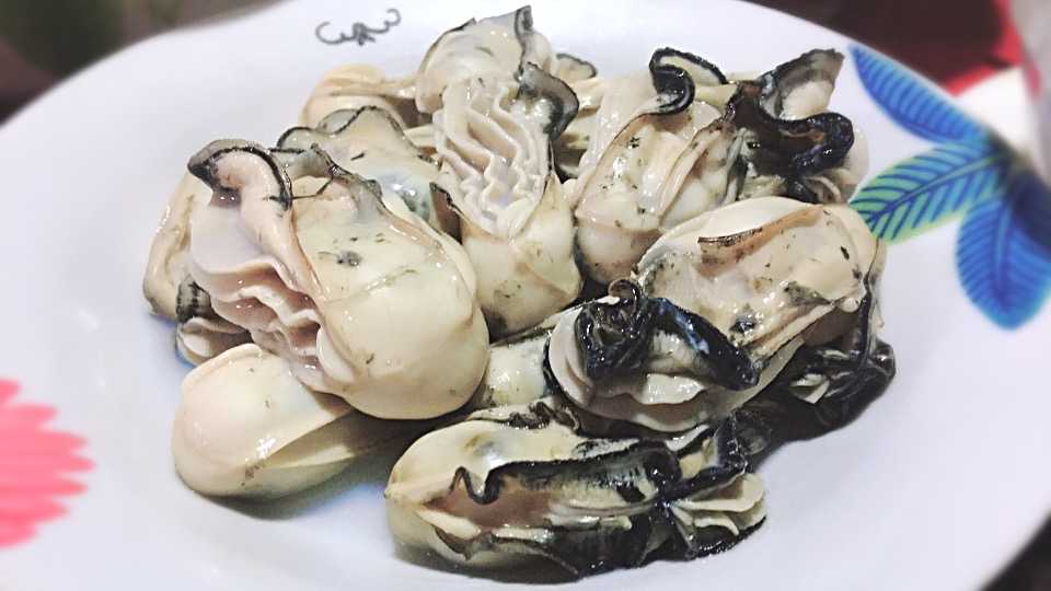 新鮮鐵湧生蠔,海水裡撈起來,開好殼把肉… - 知乎