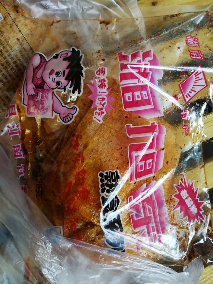 以前没钱,买麻辣片都是一毛钱一片一片的买!