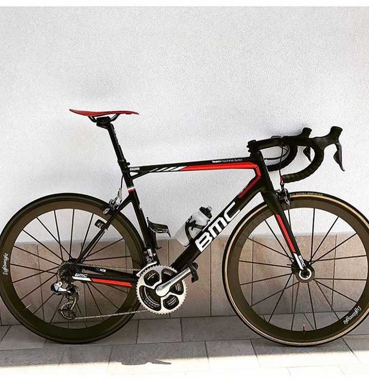 bmc slr01 2016车队版涂装,黑红色一直是bmc的主色调,这次加上了抹