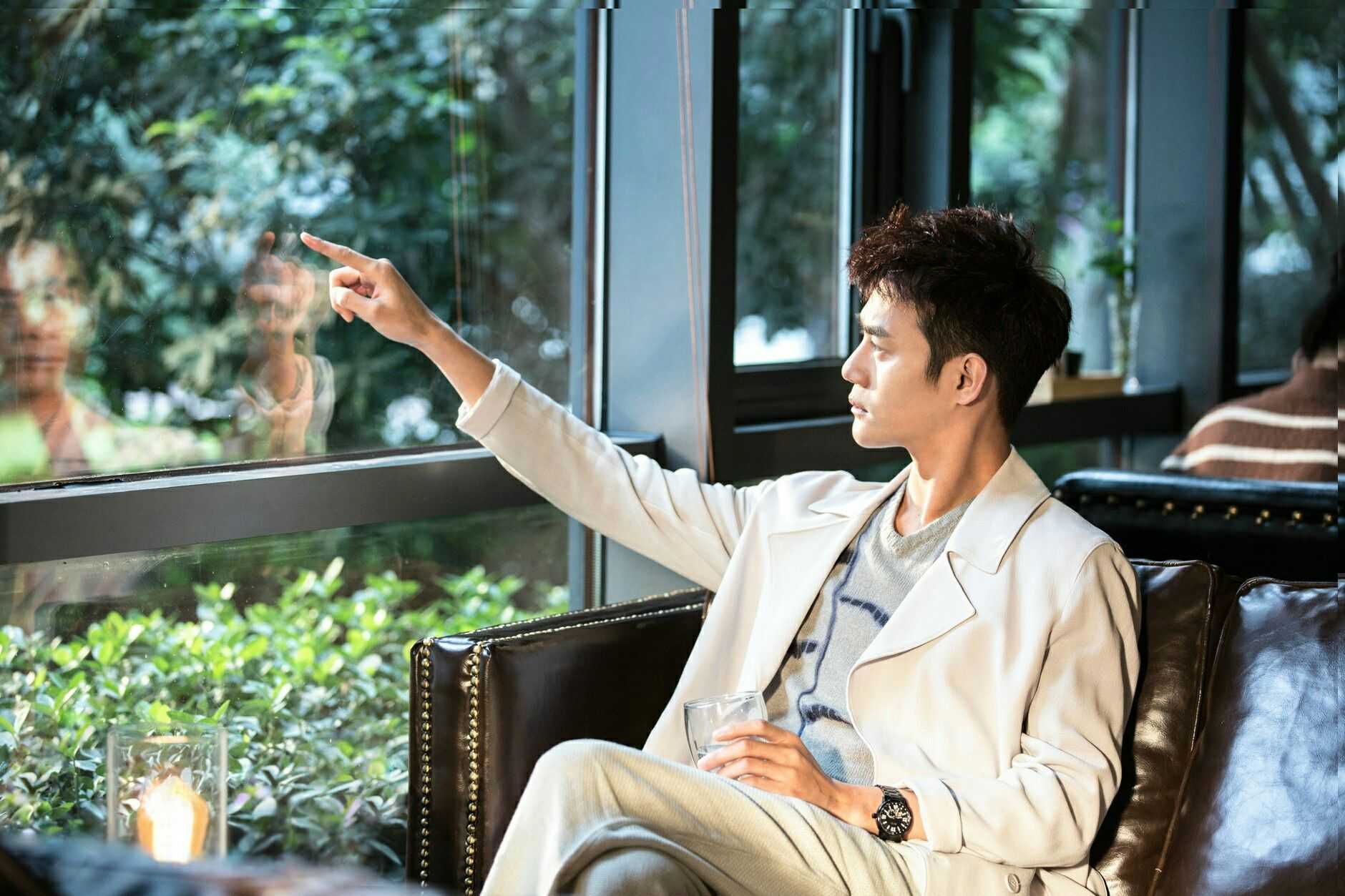 就像我觉得赵启平和平平2.0就能看到他对角色把控的进步了. 对于"