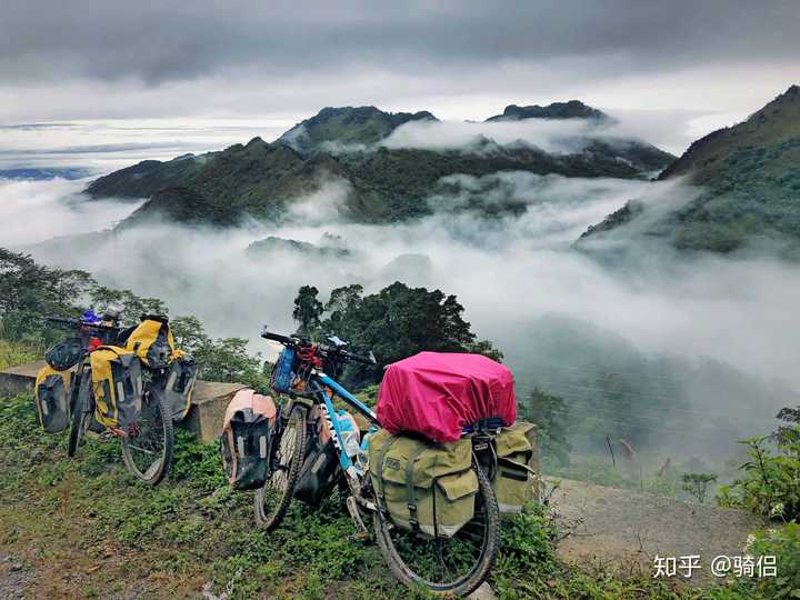 在来一张老挝的土匪山还有我们的爱车.