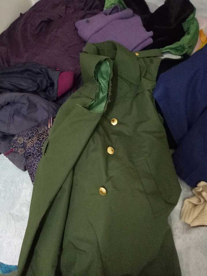 于是,我奶奶从我们家的床底下翻出一件军大衣,几十年前的内种,但是,不