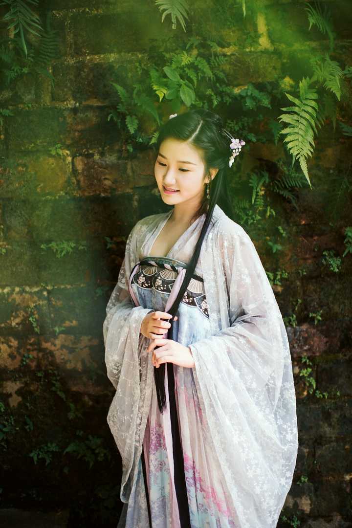 三朵  颜灵兰 现代装 四朵 韦欢 现代装 五朵 吴圆圆(真的有点小圆 )