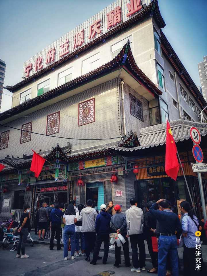 太原著名的醋品牌宁化府,排队打醋是太原一景,摄影师@杨哲