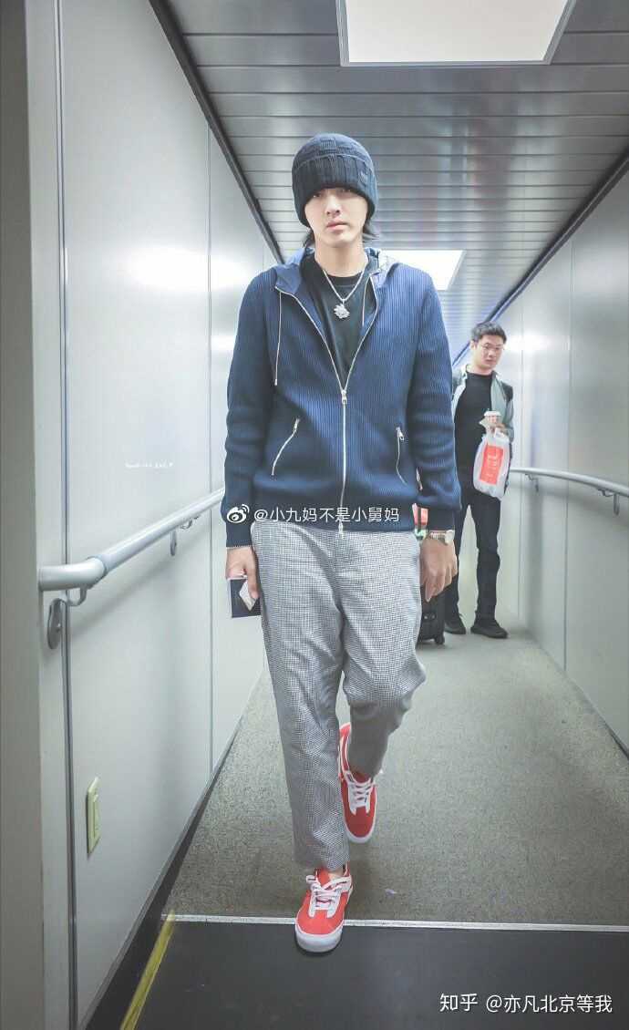 可以说是非常百搭好穿的了 我家吴亦凡可以说是vans野生代言人了 受