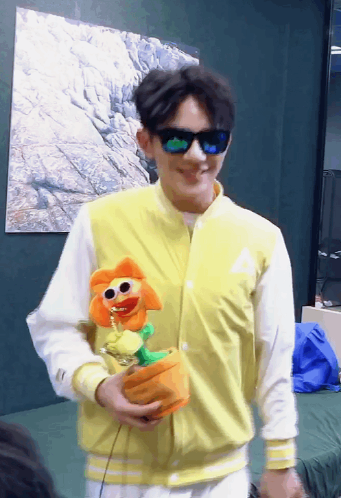 " 大巴车上跳野狼disco 练舞的时候夏之光连摔跤都要学 "你强任你强我