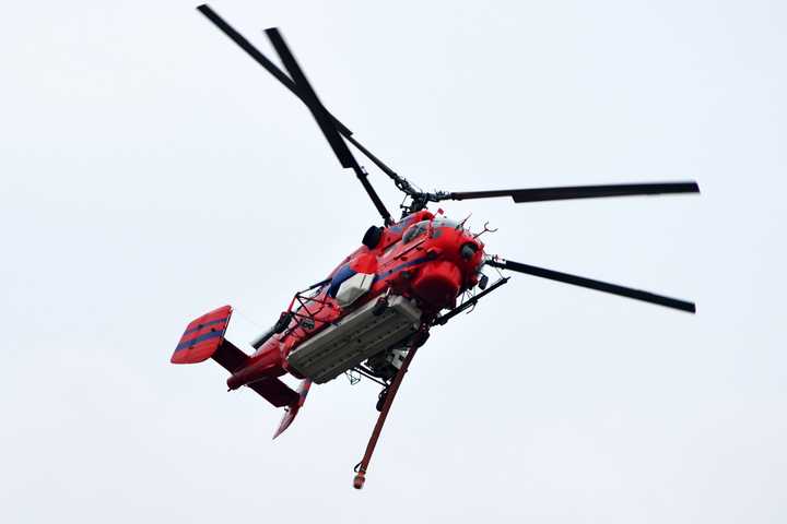 谢邀,如图是卡-32直升机, 全机配有两副共轴反转旋翼,因为两片浆桨叶