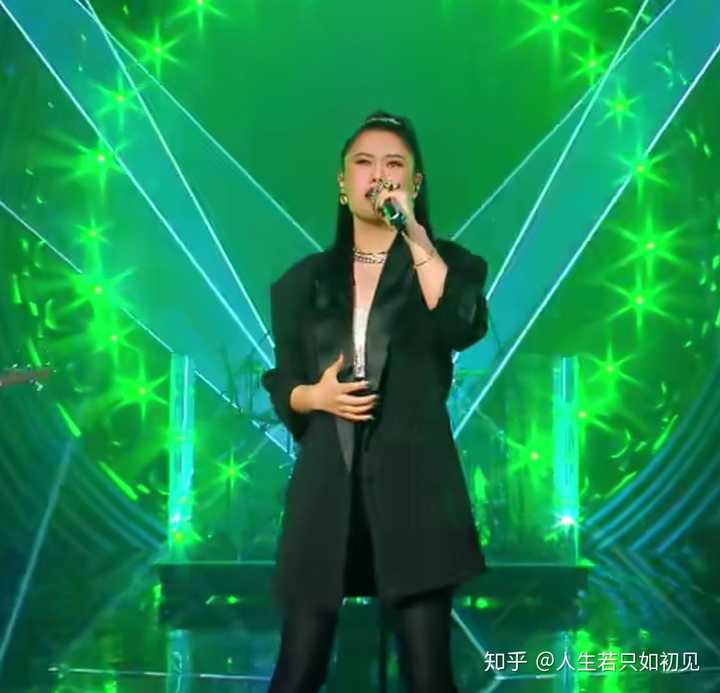 如何评价袁娅维在《歌手·当打之年》突围赛演唱的《盛夏光年》?