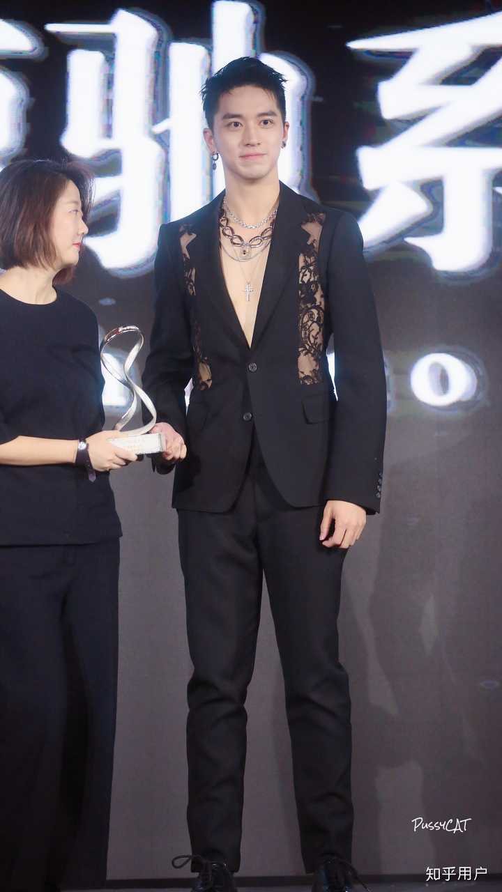 如何评价许魏洲在新浪时尚风格大赏上的镂空西装?