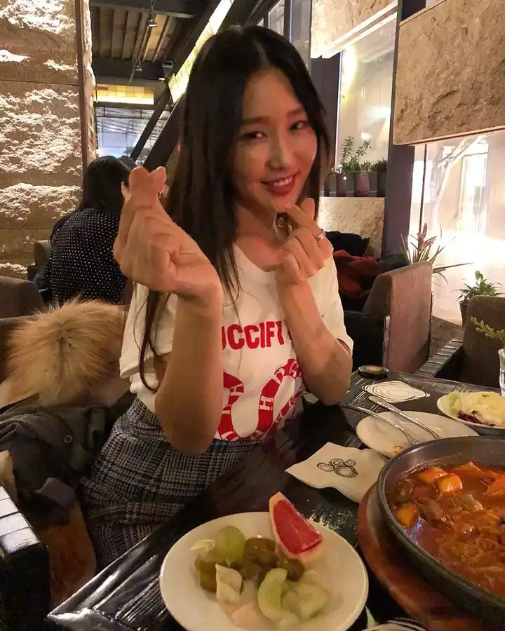 身材火辣,和女儿同框似姐妹,别人猜不出年龄是一种什么体验?